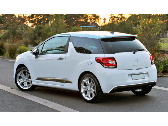 Baguette chromée de contour de spoiler compatible avec Citroën DS 3