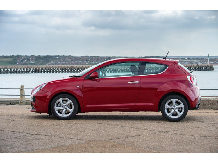Baguette chrom&eacute;e de contour inf&eacute;rieur des vitres Alfa Romeo Mito