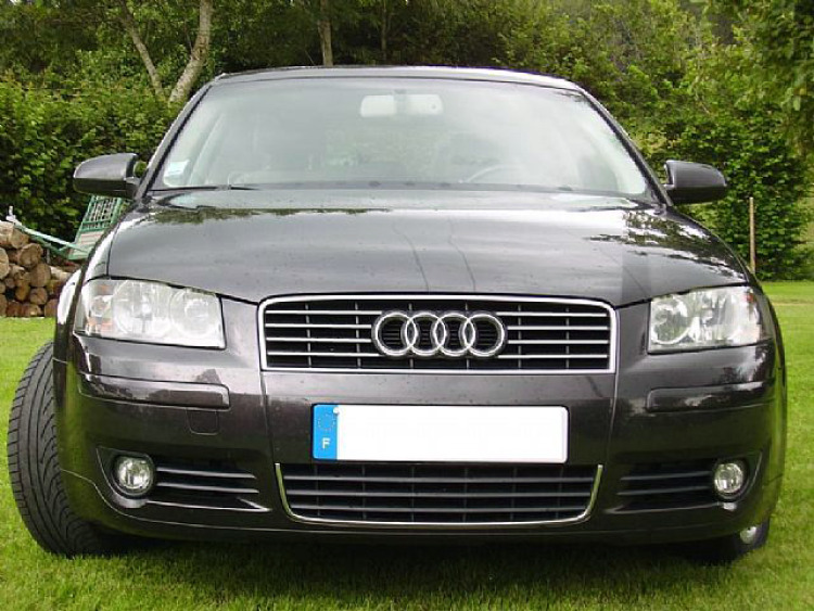 Baguette de calandre sup&eacute;rieure chrom&eacute;e compatible Audi A4 s&eacute;rie 1 94-98 Audi A4 s&eacute;rie 2 00-04 Audi RS4 00-01 Audi S4 03-08 s&eacute;rie 2 Audi S4 08-11 s&eacute;rie 3 Audi S4 11-16 s&eacute;rie 3 phase 2 Audi S4 16-26 s&eacute;rie 4 Audi S4 97-01 s&eacute;rie 1