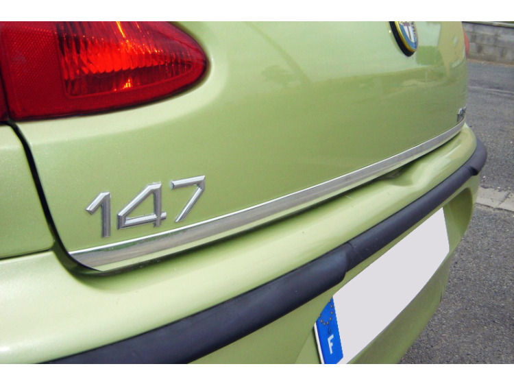 Baguette de coffre chrom&eacute;e compatible avec Alfa Romeo 147