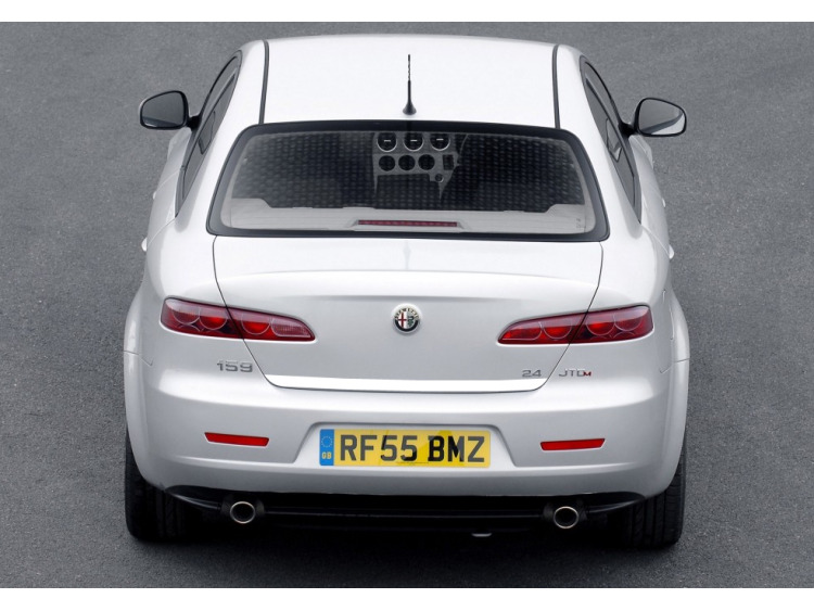 Baguette de coffre chrom&eacute;e compatible avec Alfa Romeo 159