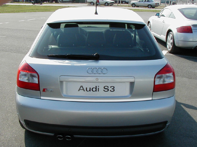 Baguette de coffre chromée compatible avec Audi S3 9803
