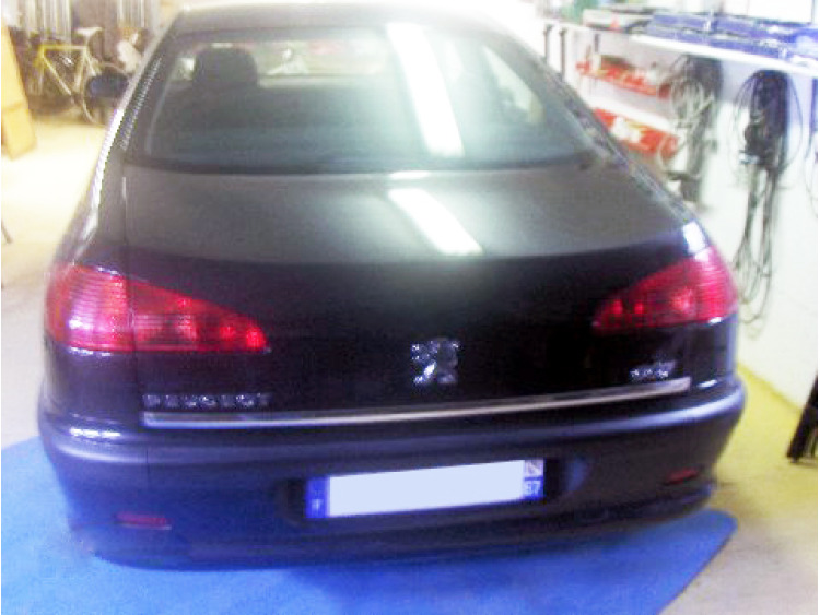 Baguette de coffre chrom&eacute;e compatible avec Peugeot 607