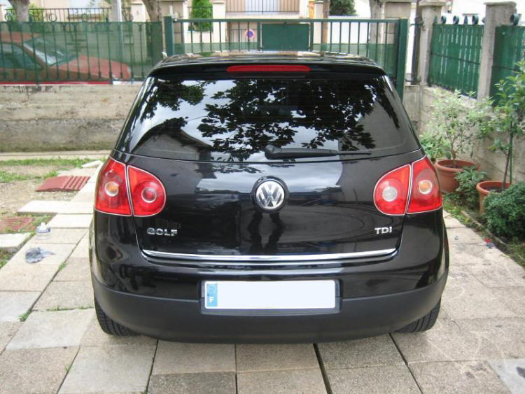 Baguette de coffre chrom&eacute;e compatible avec VW Golf 5 VW Golf 5 GT TDI VW Golf 5 GTI VW Golf 5 R32