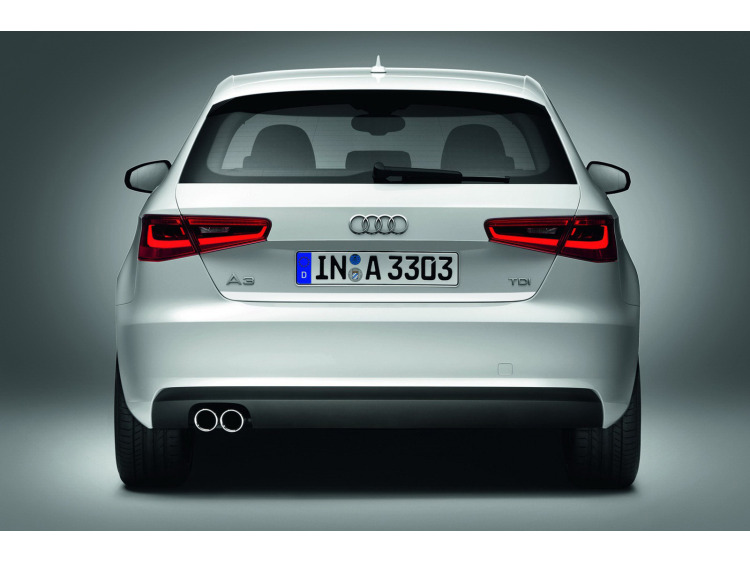 Baguette de coffre chrom&eacute;e pour Audi A3 S&eacute;rie 1 Phase 2 00-03 Audi A3 S&eacute;rie 3 Limousine 13-16 Audi A3 S&eacute;rie 3 Phase 2 16-26 Audi A3 S&eacute;rie 3 Phase 2 Limousine 16-26 Audi A3 S&eacute;rie 3 Phase 2 Sportback 16